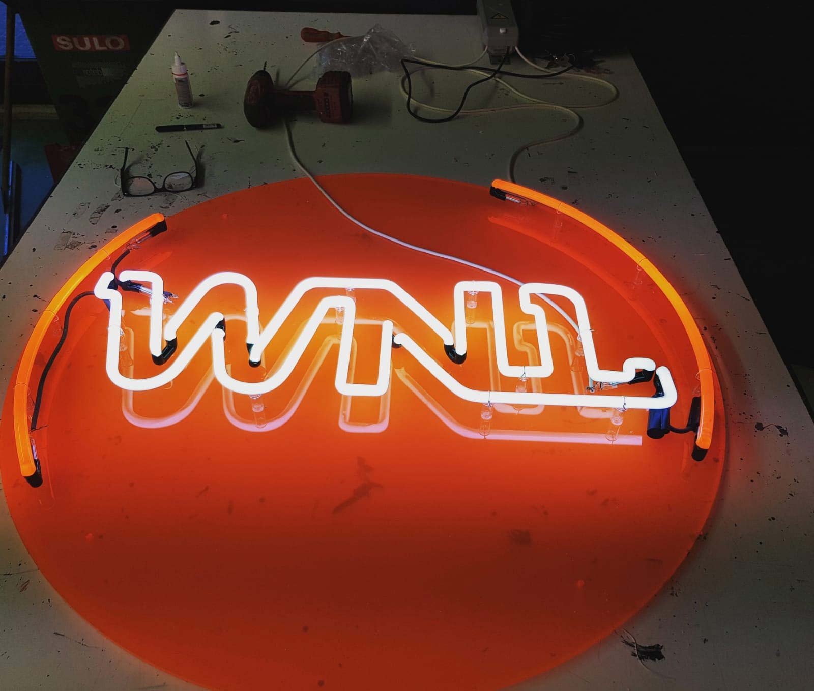 Omroep WNL Neon Op  Oranje Acrylaat